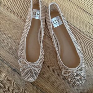 DV by Dolce Vita Women's Cream/Tan Ballet Flats size 8.5. NEVER WORN.